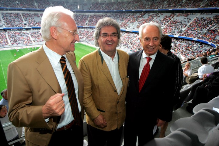 Auf der Ehrentribüne beim FC Bayern mit Edmund Stoiber und dem ehemaligen israelischen Staatspräsident Shimon Peres 