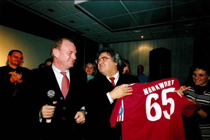 Uli Hoeneß schenkt mir ein FC Bayern Trikot, als ich noch jünger war